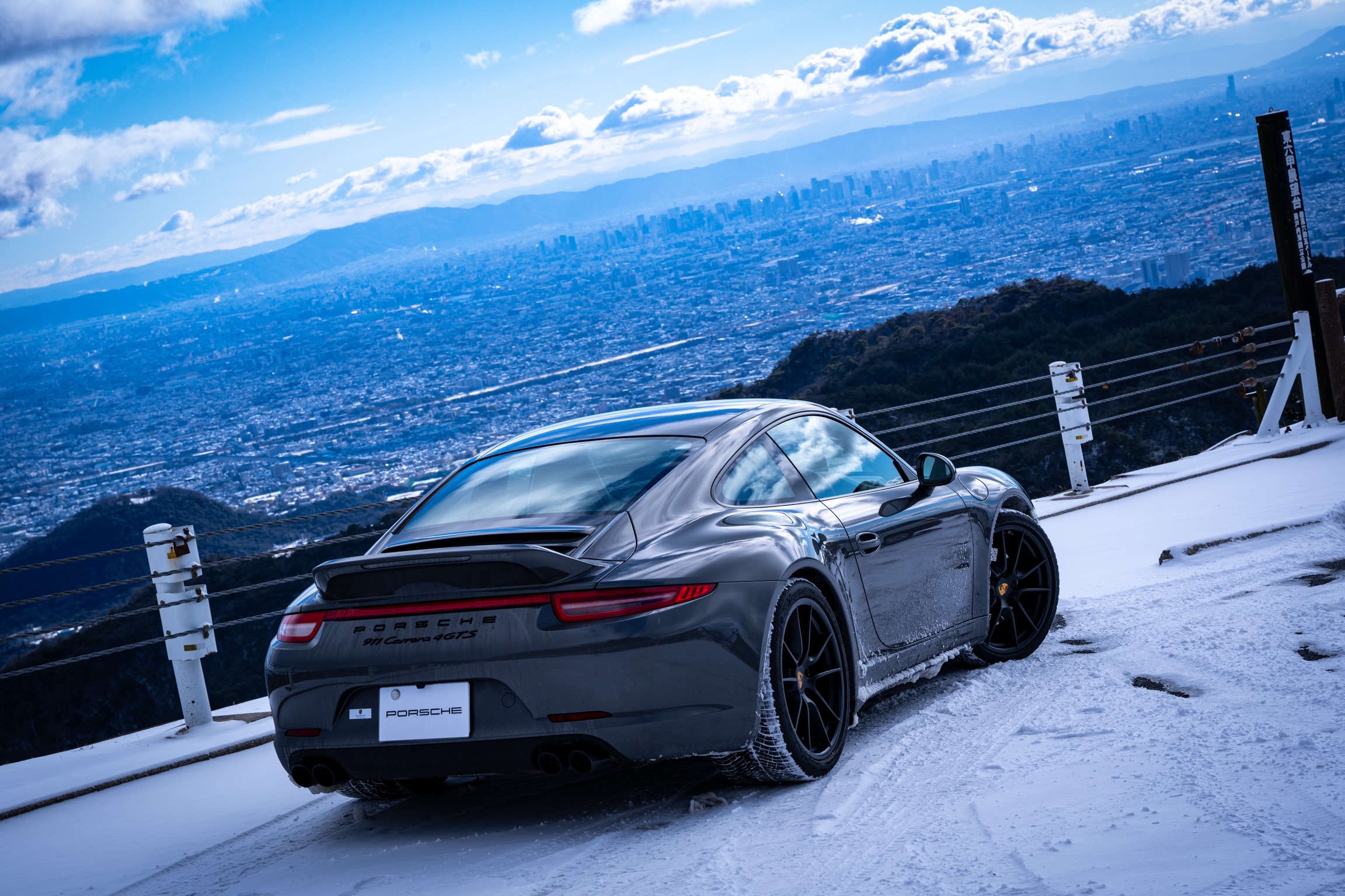 ポルシェ911カレラ4GTS（991前期）で冬の雪道ドライブ - ポルシェが